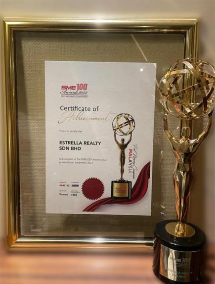 SME 100 Awards 2022 trophy